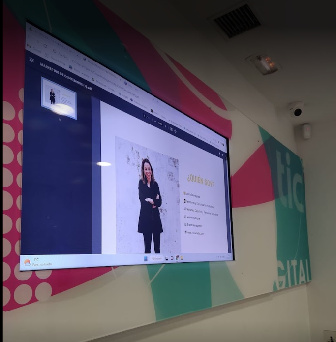 Leticia Domínguez impartiendo clase en Castilla y León Digital