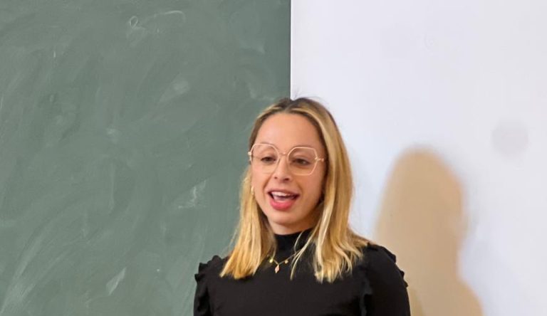 Leticia Domínguez de Noria Media charlando con los alumnos de ADE de la Universidad de León sobre comunicación y marketing