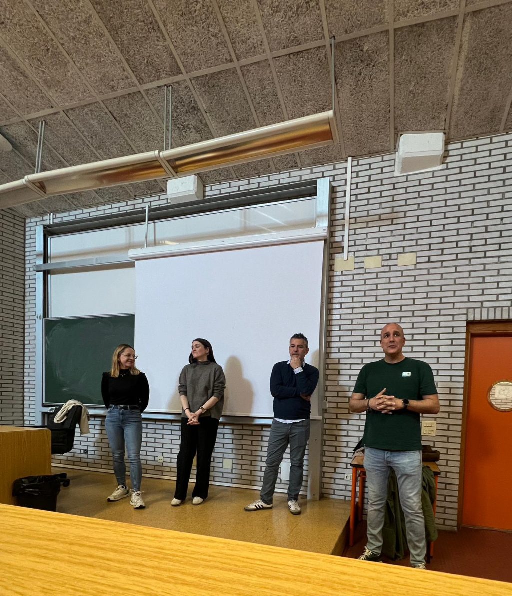 Leticia Domínguez de Noria Media junto con otros profesionales del mundo empresarial de León charlando con los alumnos de la Universidad de León sobre comunicación y marketing