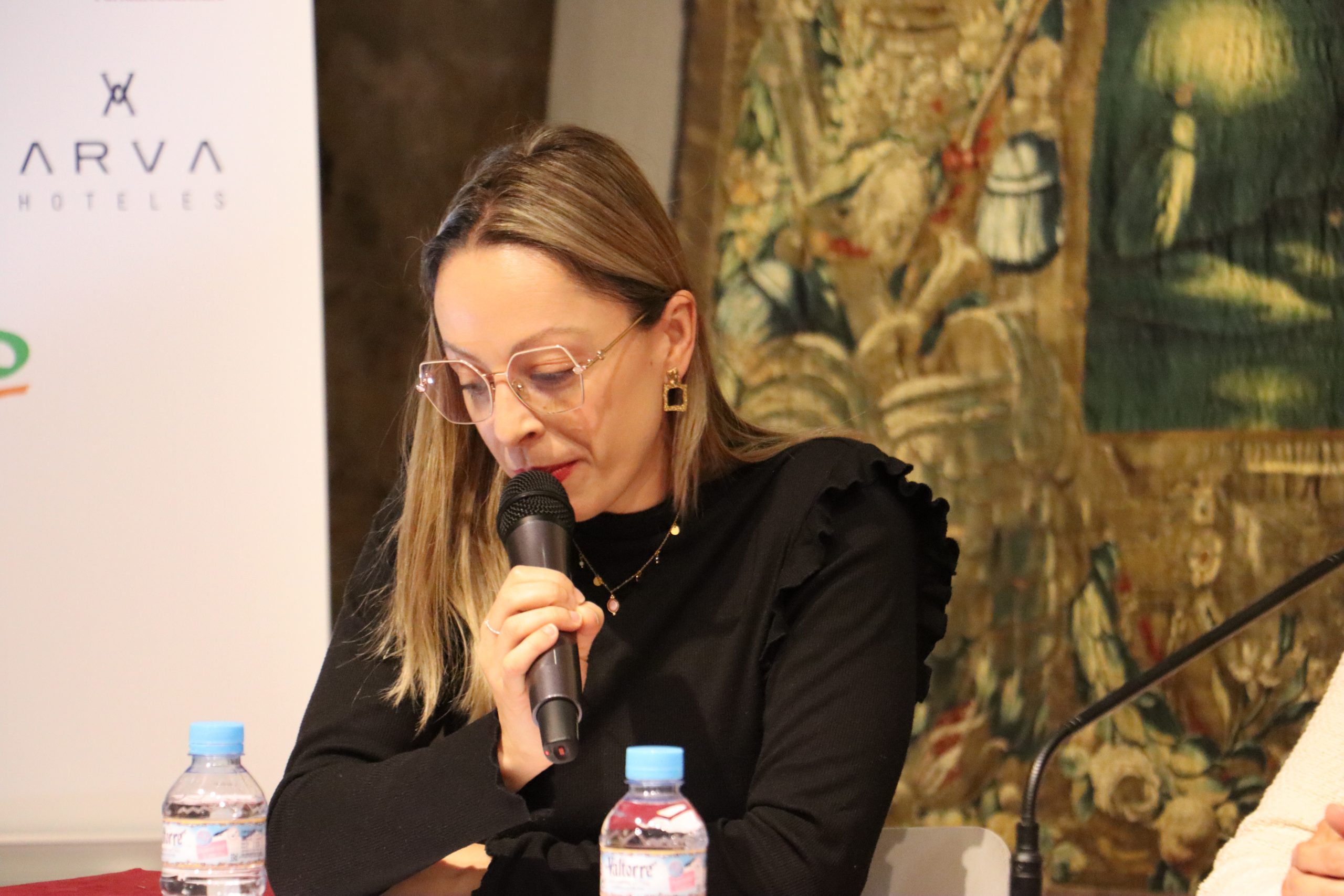 Leticia Domínguez moderando un encuentro de Leonoticias