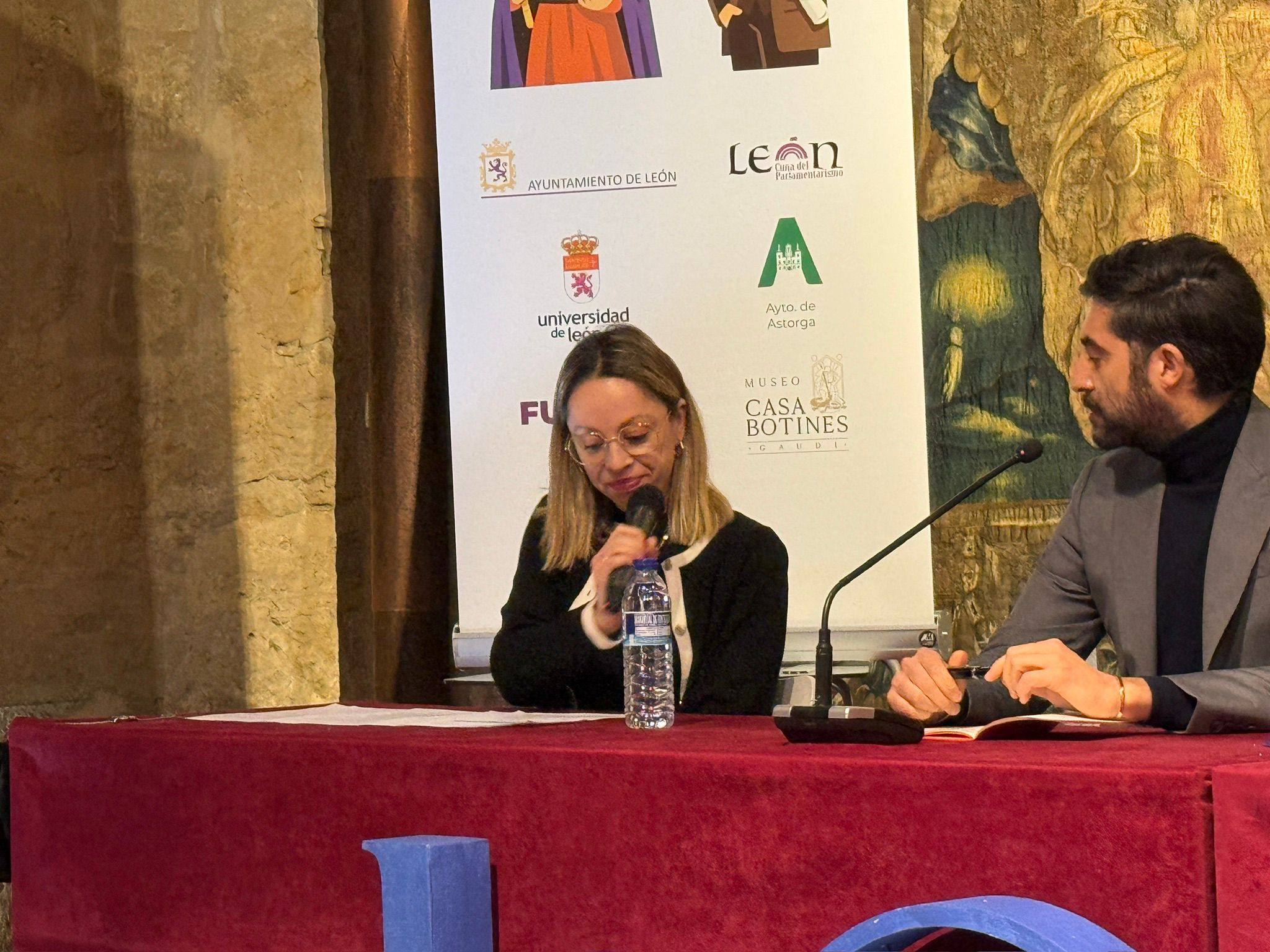 Leticia Domínguez presentando un encuentro de leonoticias en el Palacio de Conde Luna de León